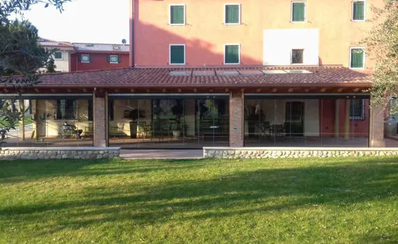 Vetrata panoramica tuttovetro scorrevole