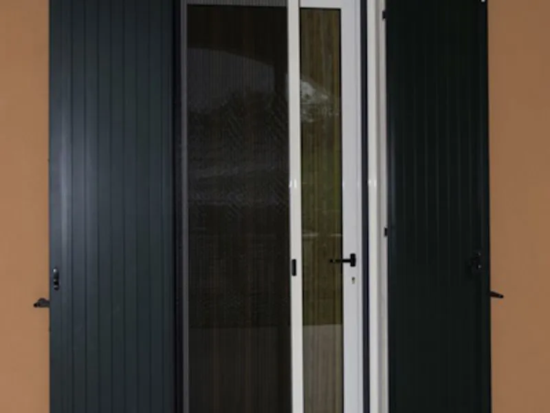 Serramento in pvc 1 anta per porta con zanzariera plissettata e scuro a 2 ante