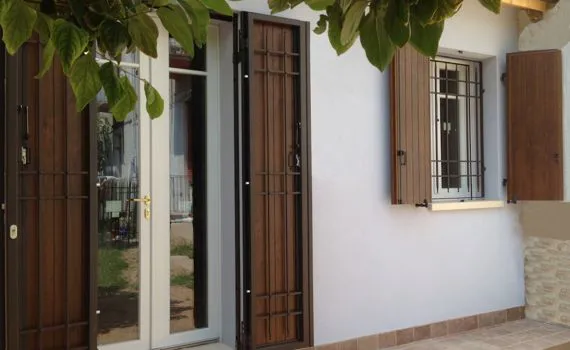 Porta e finestra in pvc con scuri e inferriate
