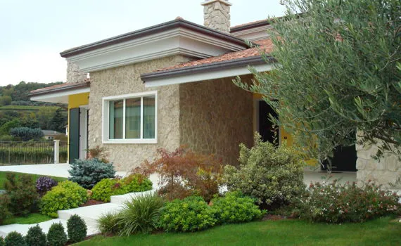 Finestra in pvc a 3 specchiature e porta in pvc con scuro