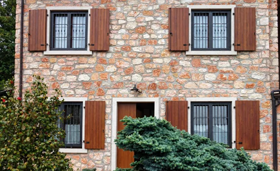 Inferriate apribili a 2 ante e scuri in legno
